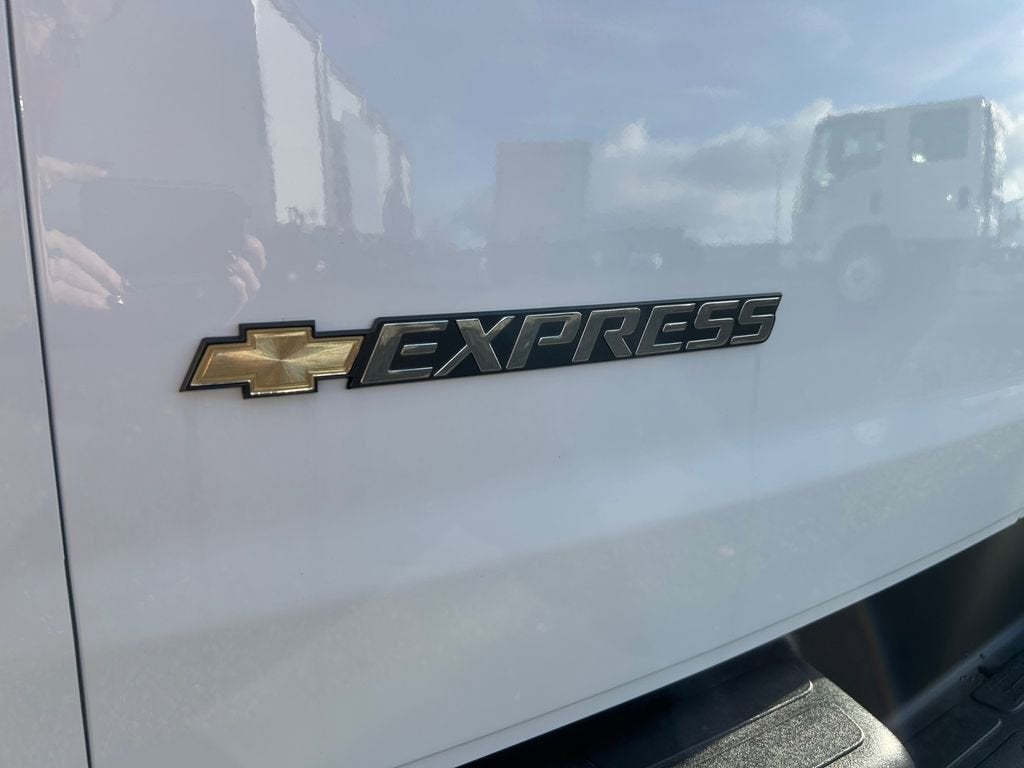 2025 Chevrolet Express Cargo WT