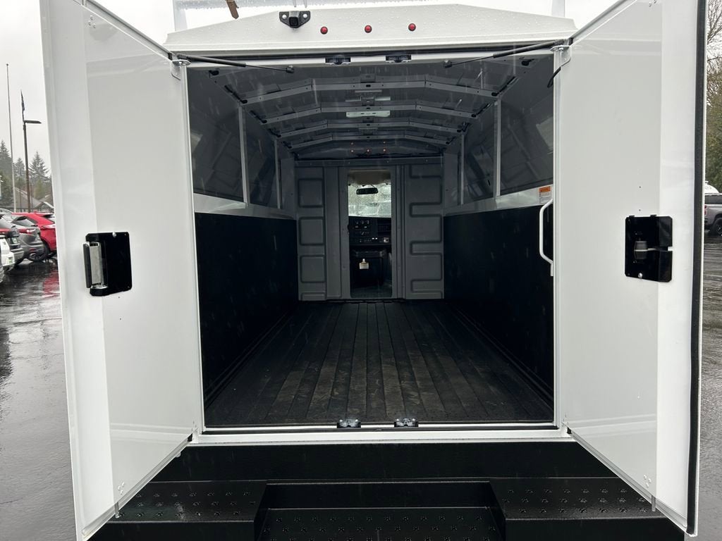 2025 GMC Savana Cutaway 3500 1WT