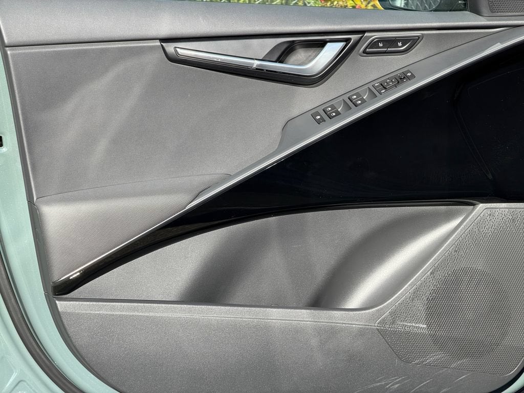 2025 Kia Niro SX