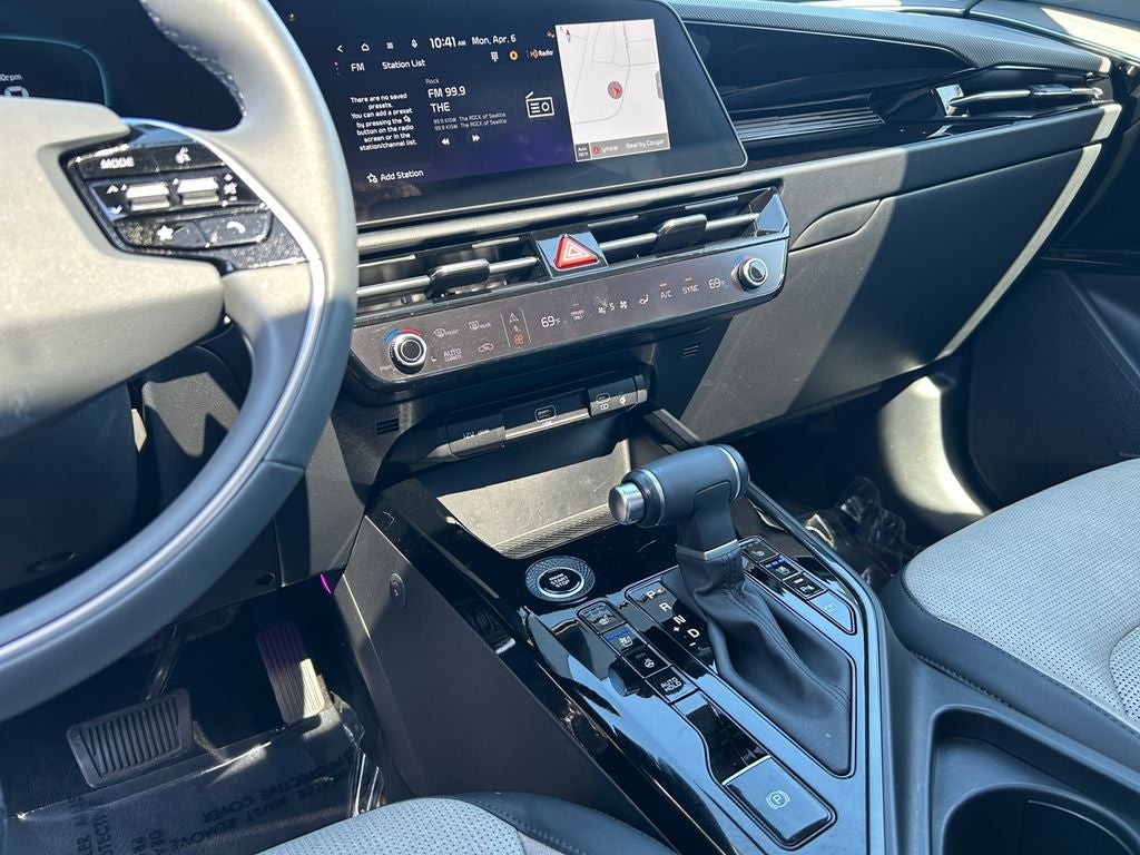 2024 Kia Niro SX