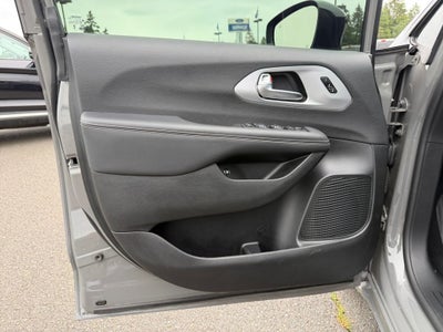 2025 Chrysler Pacifica Hybrid Select Premium S Appearance