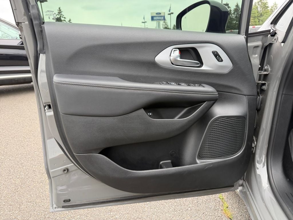 2025 Chrysler Pacifica Hybrid Select Premium S Appearance