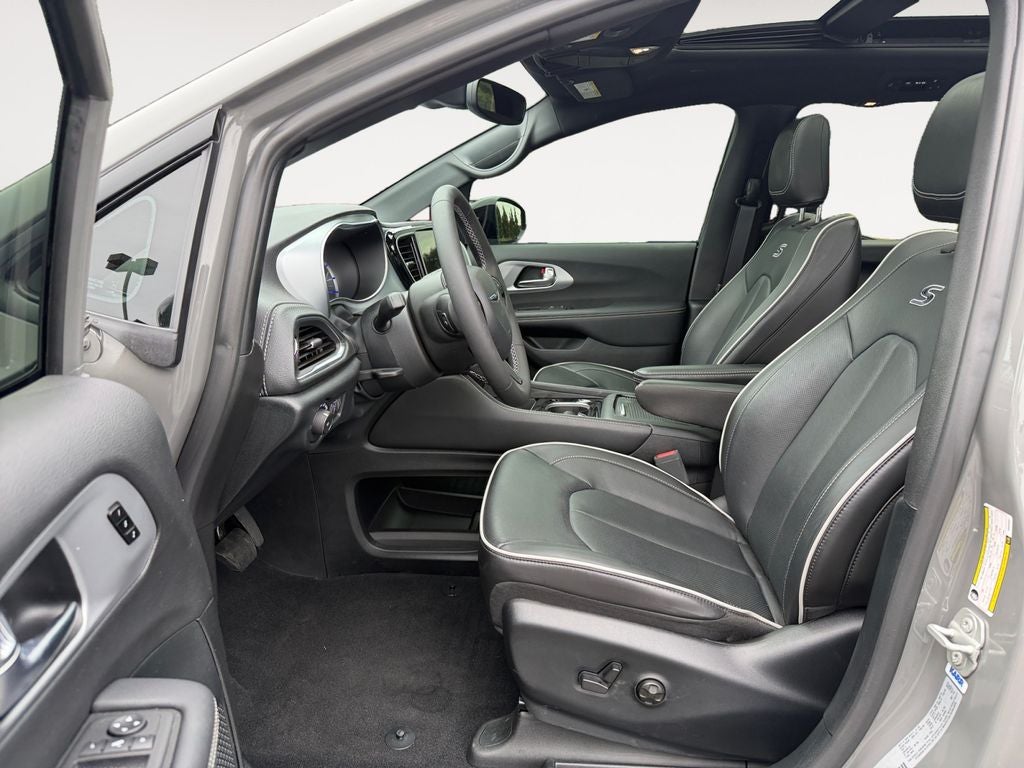 2025 Chrysler Pacifica Hybrid Select Premium S Appearance