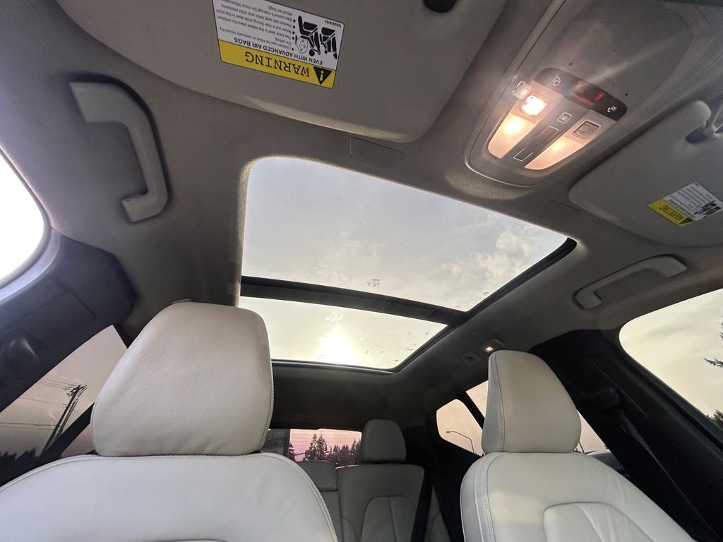 2023 Volvo XC40 B5 Plus Bright Theme