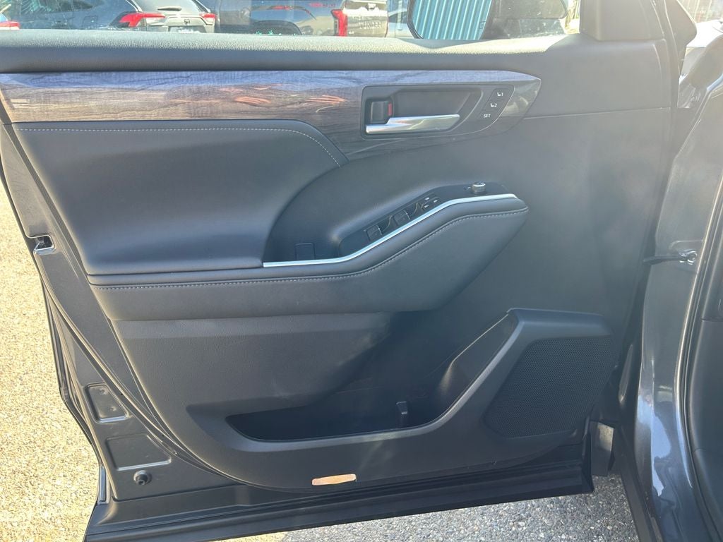 2023 Toyota Highlander Hybrid Platinum