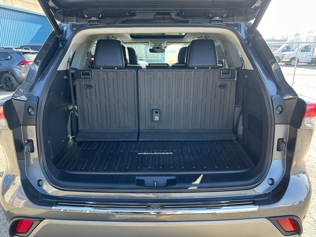 2023 Toyota Highlander Hybrid Platinum