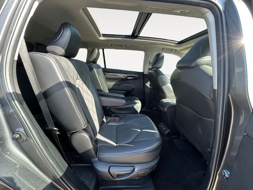 2023 Toyota Highlander Hybrid Platinum