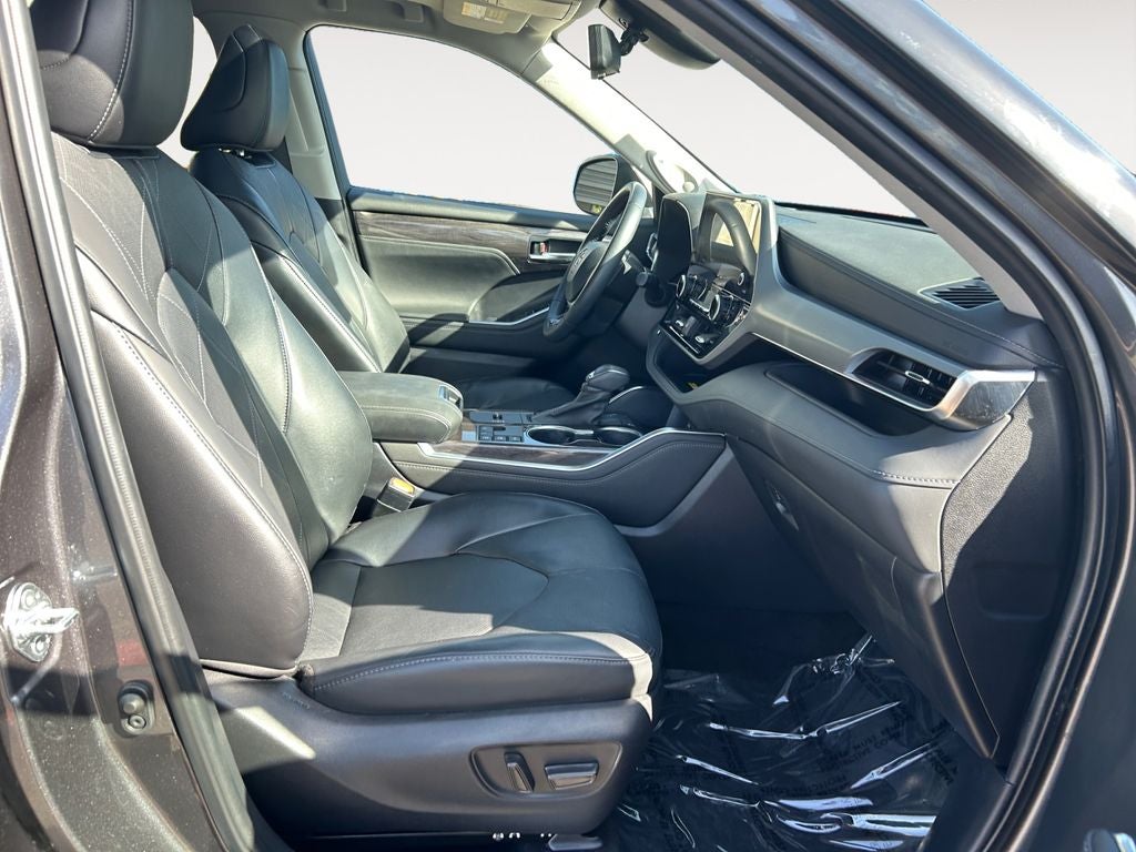 2023 Toyota Highlander Hybrid Platinum
