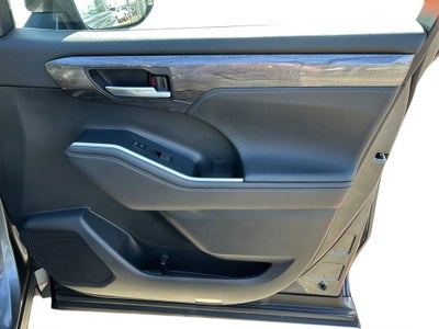 2023 Toyota Highlander Hybrid Platinum