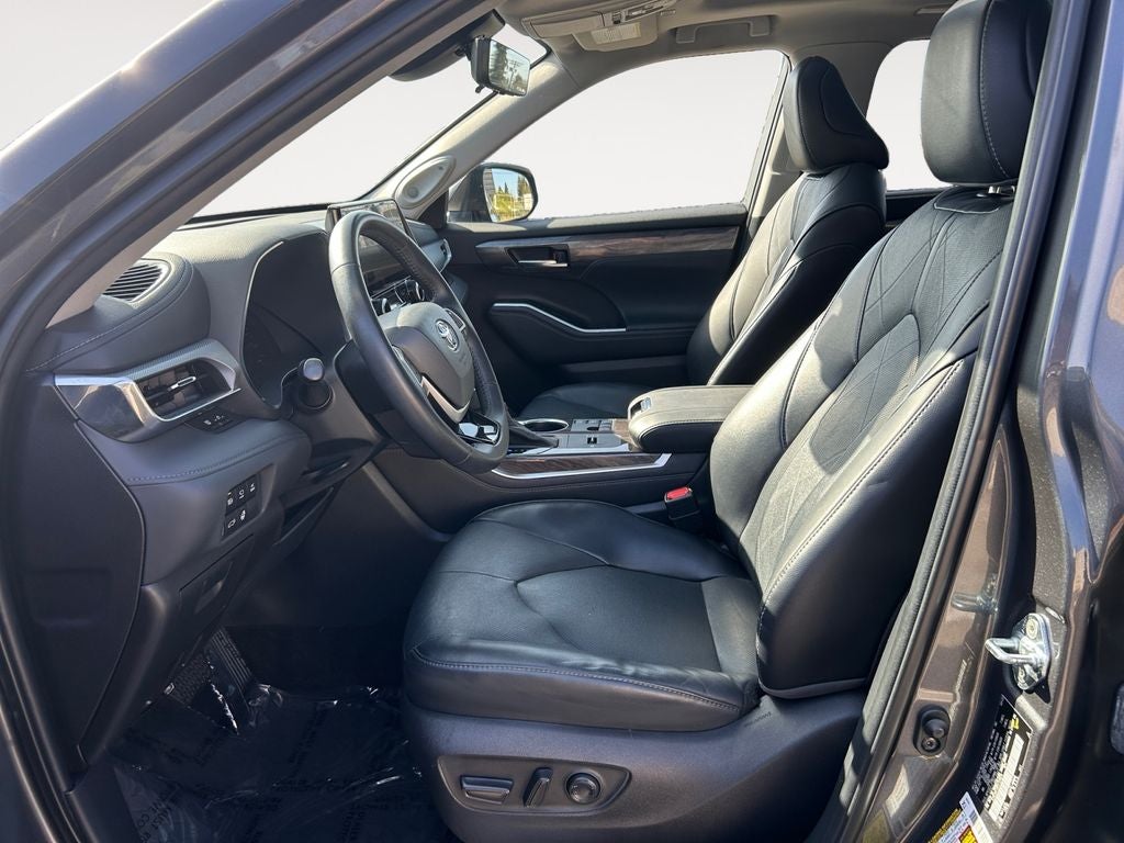 2023 Toyota Highlander Hybrid Platinum