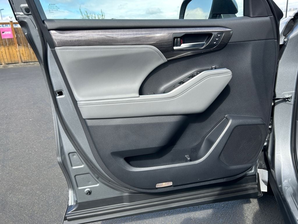 2026 Toyota Highlander Hybrid Platinum